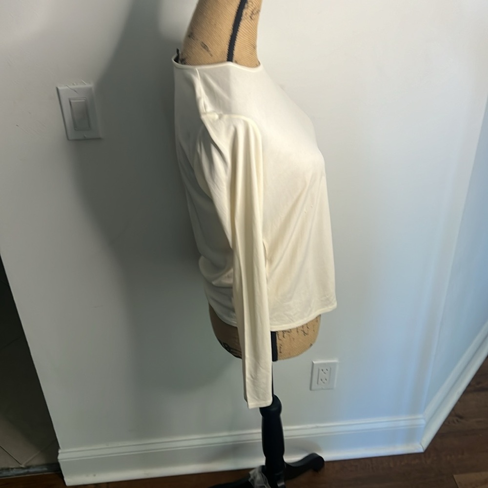 Saks - Picture 3 of 6